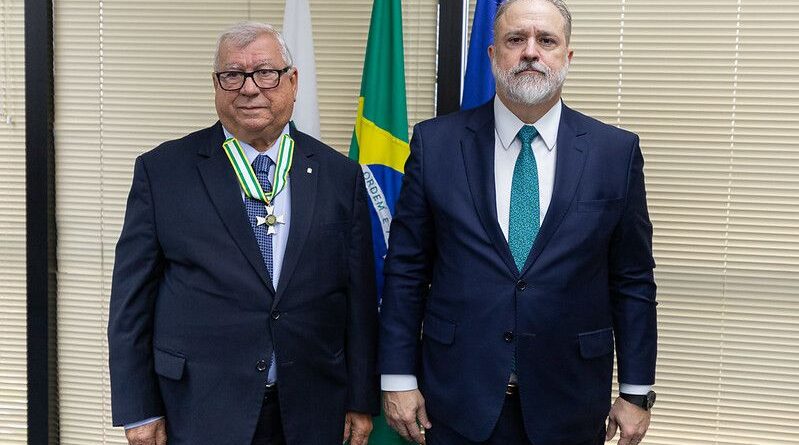 Alcides Martins, natural de Vale de Cambra, condecorado pelo Ministério Público Brasileiro